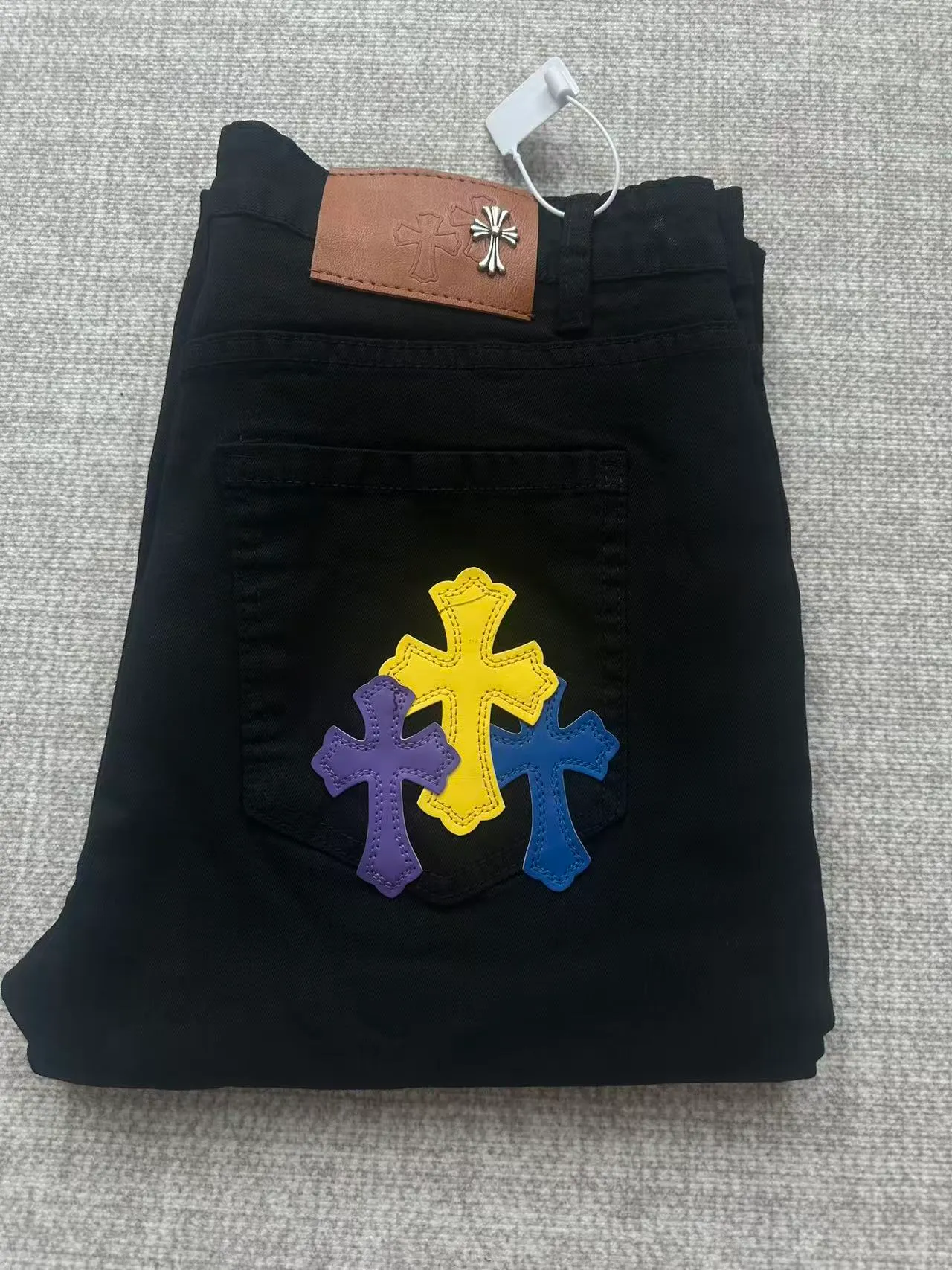 P176 Style No. Cc929 Chrome hearts high street patch jeans Chrome hearts vibe style versatile jeans are the most popular high street style at the moment. Made of beaded canvas fabric, heavy washing makes the upper body of the fabric more textured and the pants are tall and straight! The three-dimensional cutting of the whole trousers is a masterpiece! The beaded canvas fabric is thick and soft after washing. It has good breathability. Customized small leather label. Unique design. The details are in place, simple and elegant, and the workmanship is exquisite. The entire trousers are neatly routed and the details are in place! It’s so cool. It’s a genderless trend that both men and women can easily control. Color: Picture color. Sizes M-XXL